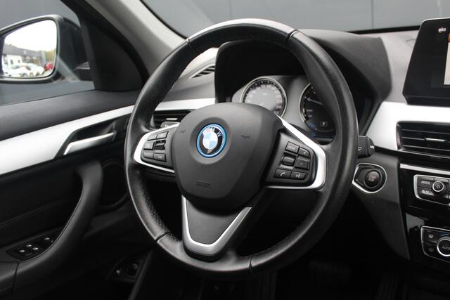 BMW X1 xDrive25e Business Edition Plus | Incl. 12 maanden garantie | Head-up display | Parkeersensoren | Verwarmde voorstoelen | Schuif/kantel dak | Climate control | Lichtmetalen velgen | Elektrische kofferklep | Cruise control | Bluetooth