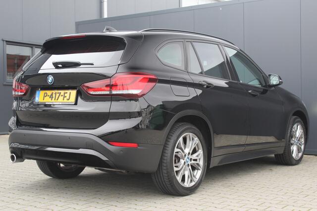 BMW X1 xDrive25e Business Edition Plus | Incl. 12 maanden garantie | Head-up display | Parkeersensoren | Verwarmde voorstoelen | Schuif/kantel dak | Climate control | Lichtmetalen velgen | Elektrische kofferklep | Cruise control | Bluetooth
