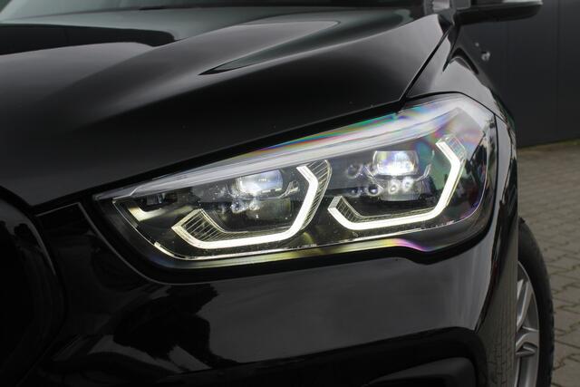 BMW X1 xDrive25e Business Edition Plus | Incl. 12 maanden garantie | Head-up display | Parkeersensoren | Verwarmde voorstoelen | Schuif/kantel dak | Climate control | Lichtmetalen velgen | Elektrische kofferklep | Cruise control | Bluetooth