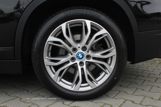 BMW X1 xDrive25e Business Edition Plus | Incl. 12 maanden garantie | Head-up display | Parkeersensoren | Verwarmde voorstoelen | Schuif/kantel dak | Climate control | Lichtmetalen velgen | Elektrische kofferklep | Cruise control | Bluetooth