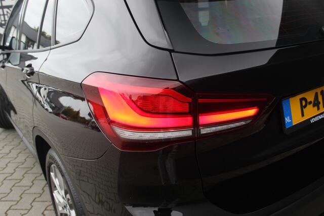 BMW X1 xDrive25e Business Edition Plus | Incl. 12 maanden garantie | Head-up display | Parkeersensoren | Verwarmde voorstoelen | Schuif/kantel dak | Climate control | Lichtmetalen velgen | Elektrische kofferklep | Cruise control | Bluetooth