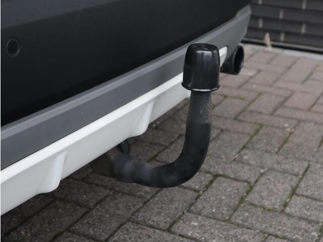 BMW X1 sDrive20i Centennial Executive Sportstoel / Trekhaak / Harman Kardon / LED