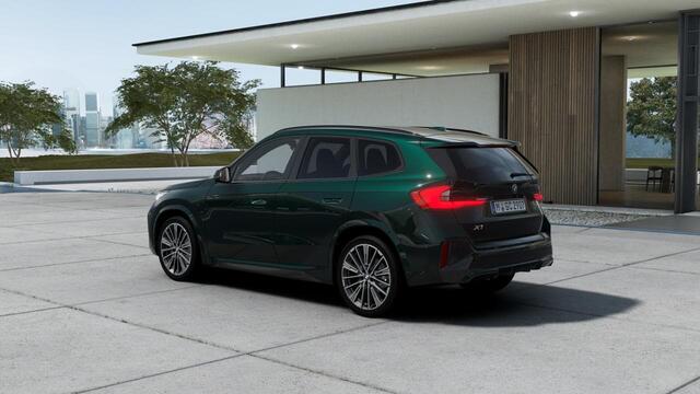 BMW X1 sDrive20i High Executive M Sport Automaat / Panoramadak / Trekhaak / Sportstoelen / M Adaptief onderstel / Comfort Access / Adaptieve LED / Parking Assistant Plus / Head-Up / Harman Kardon