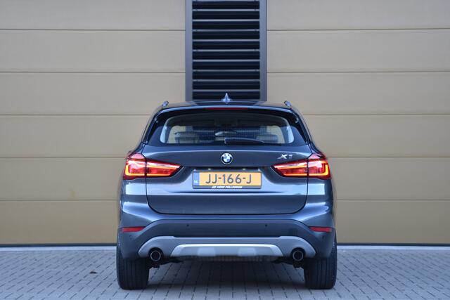BMW X1 sDrive20i Centennial Executive * Sportstoelen * LED * Lichtpakket * Dealeronderhouden *