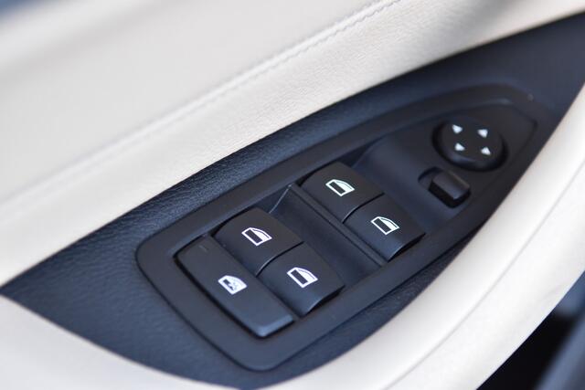 BMW X1 sDrive20i Centennial Executive * Sportstoelen * LED * Lichtpakket * Dealeronderhouden *