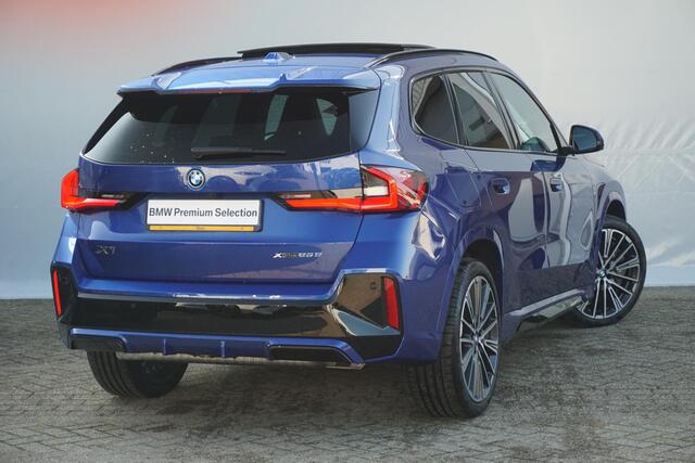 BMW X1 xDrive25e M Sportpakket 20'' / Panoramadak / Harman Kardon / Trekhaak / Elektrisch Verstelbare M Sportstoelen