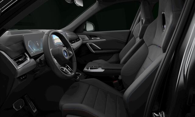 BMW X1 xDrive30e M Sport Pro, M stoelen, pano, tr.haak, H/K, 20", HUD, ACC, keyless, privacy