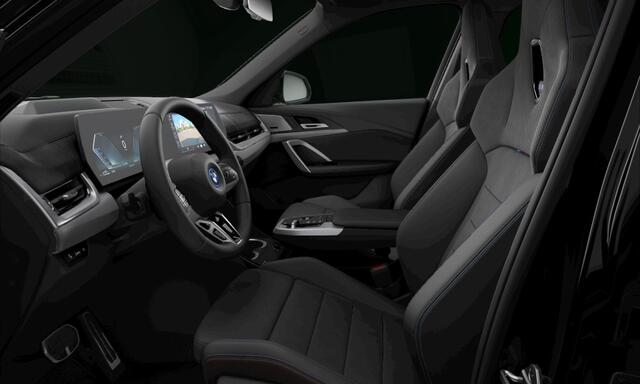 BMW X1 xDrive30e M Sport Pro, M stoelen, pano, tr.haak, H/K, 20", HUD, ACC, keyless, privacy