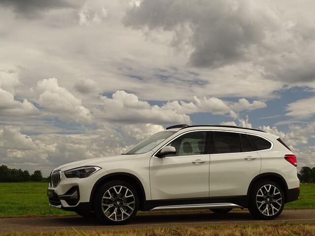 BMW X1 xDrive25i X-Line | 230PK | Schuifd. | Trekhk.| Nav | 19inch | Camera | Keyless | Uniek!