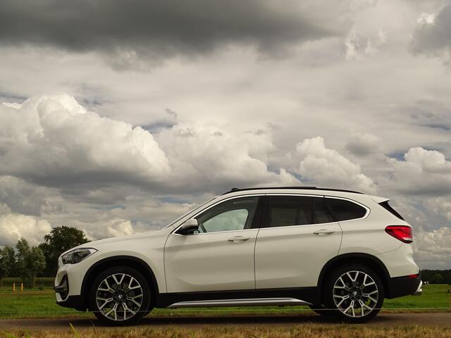 BMW X1 xDrive25i X-Line | 230PK | Schuifd. | Trekhk.| Nav | 19inch | Camera | Keyless | Uniek!