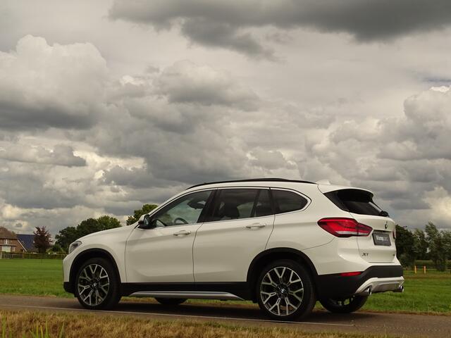 BMW X1 xDrive25i X-Line | 230PK | Schuifd. | Trekhk.| Nav | 19inch | Camera | Keyless | Uniek!