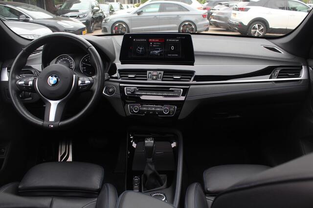 BMW X1 sDrive20i High Executive Ed. / Trekhaak / Panoramadak / Camera / Head-up / 19'' / Memory seats / Leder / Stuurverwarming / Navigatie / DAB / Stoelverwarming / Cruise Control