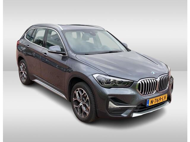 BMW X1 sDrive20i Business Edition Plus / Trekhaak / Panoramadak / Camera / Head-up / Leder / 18'' / Navigatie / Sportstoelen / Keyless / Stoelverwarming / Cruise Control