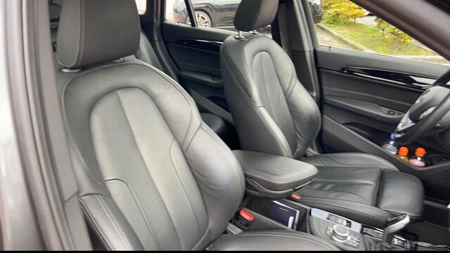 BMW X1 sDrive20i Business Edition Plus / Trekhaak / Panoramadak / Camera / Head-up / Leder / 18'' / Navigatie / Sportstoelen / Keyless / Stoelverwarming / Cruise Control