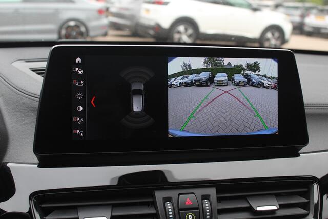BMW X1 sDrive20i Business Edition Plus / Trekhaak / Panoramadak / Camera / Head-up / Leder / 18'' / Navigatie / Sportstoelen / Keyless / Stoelverwarming / Cruise Control