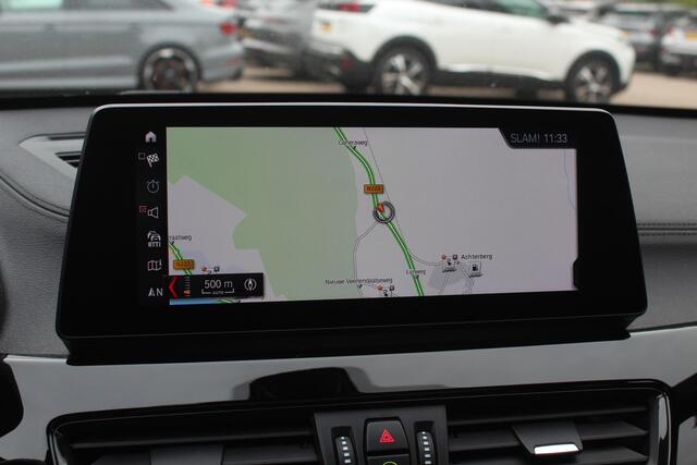 BMW X1 sDrive20i Business Edition Plus / Trekhaak / Panoramadak / Camera / Head-up / Leder / 18'' / Navigatie / Sportstoelen / Keyless / Stoelverwarming / Cruise Control