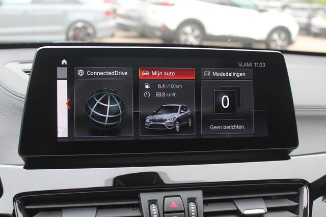 BMW X1 sDrive20i Business Edition Plus / Trekhaak / Panoramadak / Camera / Head-up / Leder / 18'' / Navigatie / Sportstoelen / Keyless / Stoelverwarming / Cruise Control