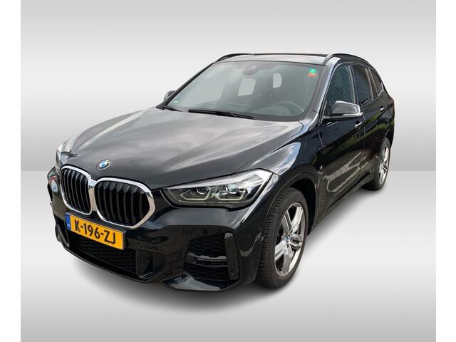 BMW X1 sDrive18i High Exe. M Sport / Trekhaak / Half leder / Navi. Proff / Parkeerhulp V+a / 18'' / Stoelverwarming / DAB / Cruise Control