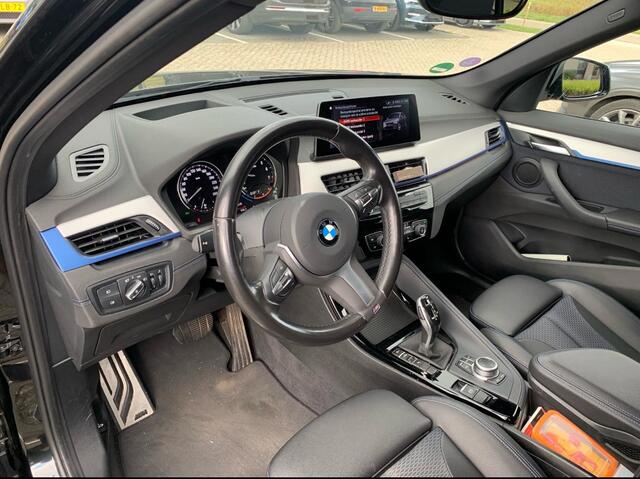 BMW X1 sDrive18i High Exe. M Sport / Trekhaak / Half leder / Navi. Proff / Parkeerhulp V+a / 18'' / Stoelverwarming / DAB / Cruise Control