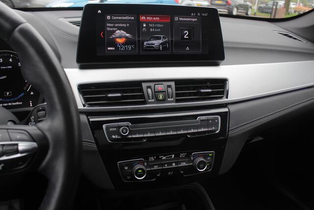 BMW X1 sDrive18i High Exe. M Sport / Trekhaak / Half leder / Navi. Proff / Parkeerhulp V+a / 18'' / Stoelverwarming / DAB / Cruise Control