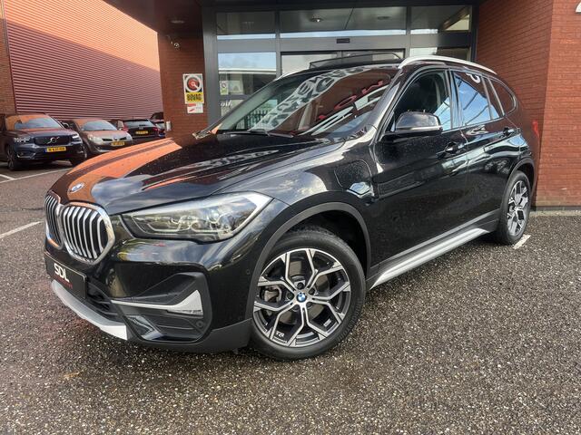BMW X1 xDrive25e High Executive X-Line // FULL LED // KEYLESS // ELEK. ACHTERKLEP // HALF LEDER // NAVI+APPLE CARPLAY // STOELVERWARMING //