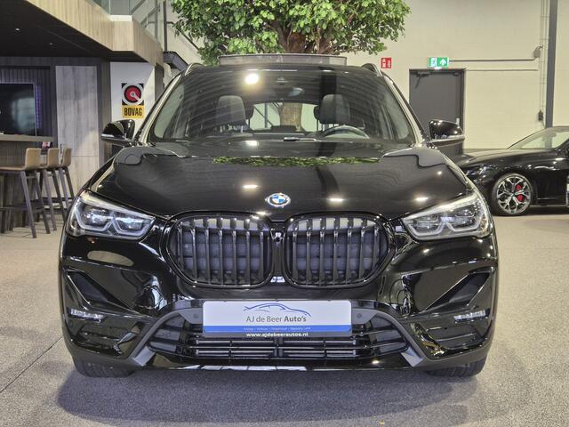 BMW X1 xDrive25e High Executive Sportline | Black edition | Panorama | HUD | Stoelverwarming