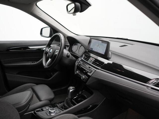 BMW X1 xDrive25e Sportline Plug In Hybrid 221pk Dealer O.H PHEV | Trekhaak Afn. | Head Up | Adaptive Cruise | Camera | Lederen Sportstoelen Verwarmd | M Sportstuur | Navigatie | DAB | 18"L.M |