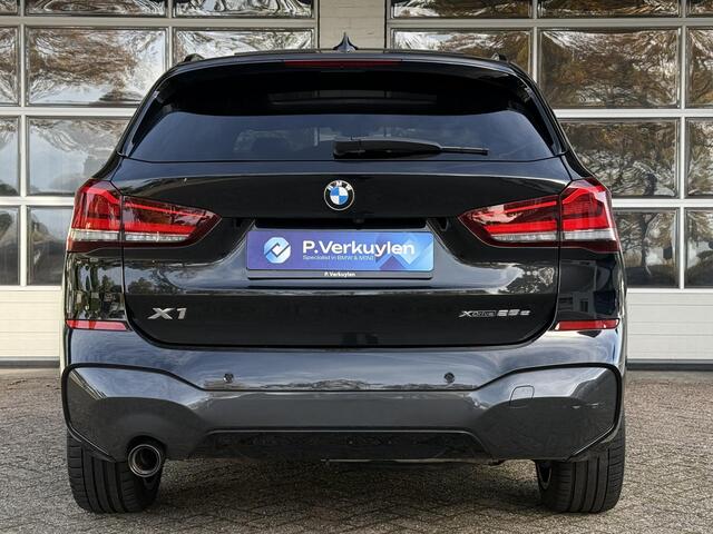 BMW X1 xDrive25e M SPORT | PANORAMA | ELEKTR. STOELEN | HARMAN KARDON | LEDER | 19 INCH LM VELGEN | TREKHAAK |