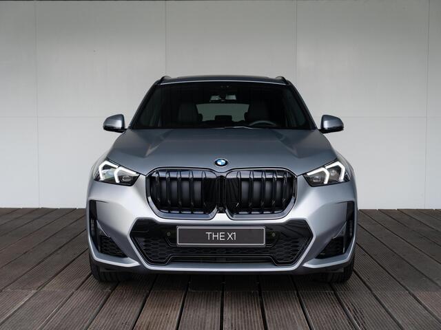 BMW X1 xDrive23i High Executive | M Sportpakket Pro | Trekhaak | Panoramadak | Harman Kardon | Innovation Pack | Comfort Pack | Travel Pack