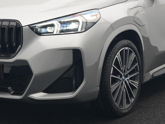 BMW X1 xDrive30e Plug In Hybrid 326pk Dealer O.H. PHEV | Panodak | Head Up | 360 Camera | Alcantara Sportstoelen Massage & Memory | Harman & Kardon | Stoelen & Stuur Verwarmd | Apple Carplay | 20"L.M | Blis | Keyless | Sfeerverlichting |
