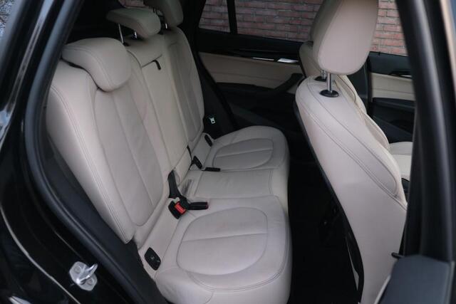 BMW X1 sDrive20i 192pk Aut. High Executive | M Sport | Navi | Climate | Panoramadak | Head-up Display | Elektrische Achterklep | Stoelverwarming | PDC | Trekhaak
