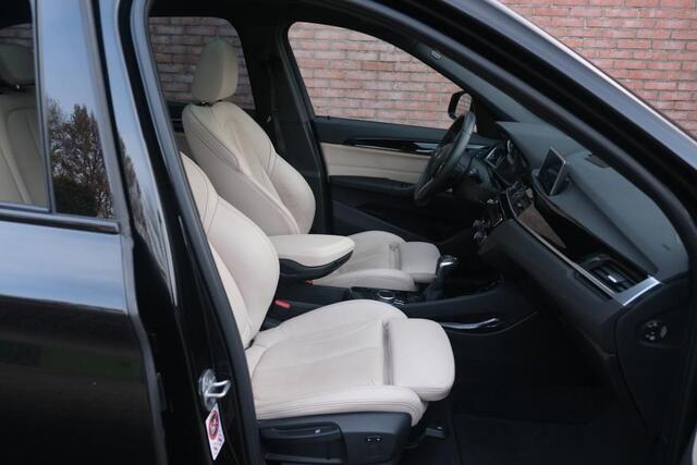 BMW X1 sDrive20i 192pk Aut. High Executive | M Sport | Navi | Climate | Panoramadak | Head-up Display | Elektrische Achterklep | Stoelverwarming | PDC | Trekhaak