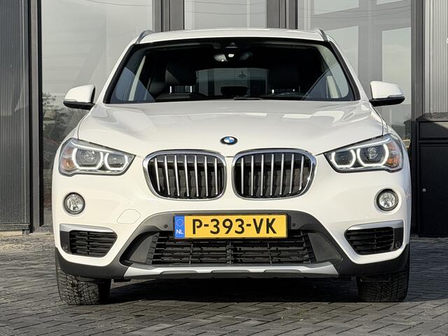 BMW X1 xDrive20i Centennial High Executive Verw. Sportstoelen | PDC | LED | Super netjes!
