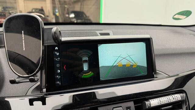 BMW X1 sDrive18i High Executive X Line | Panoramadak | Harman Kardon | Parkeersensoren | Head-Up Display | Leer | Stoelverwarming | Navigatie | Camera | Automaat | Digitale Tellers | Keyless | LED | Cruise Control |