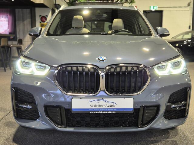 BMW X1 xDrive25e High Executive M-Sport | Panorama | Camera | HUD | Navigatie plus