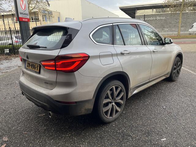 BMW X1 sDrive20i Executive X-Line // LED // LEDER // HEAD-UP DISPLAY // ELEK. ACHTERKLEP // NAVI // PDC V+A //