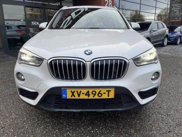 BMW X1 sDrive20i Executive X-Line // LED // LEDER // HEAD-UP DISPLAY // ELEK. ACHTERKLEP // NAVI // PDC V+A //