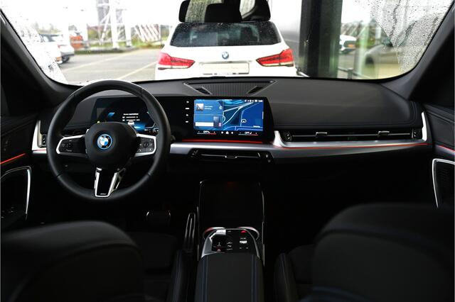 BMW X1 xDrive25e M Sport Automaat / Trekhaak / Sportstoelen / Achteruitrijcamera / M Adaptief onderstel / Stoelverwarming