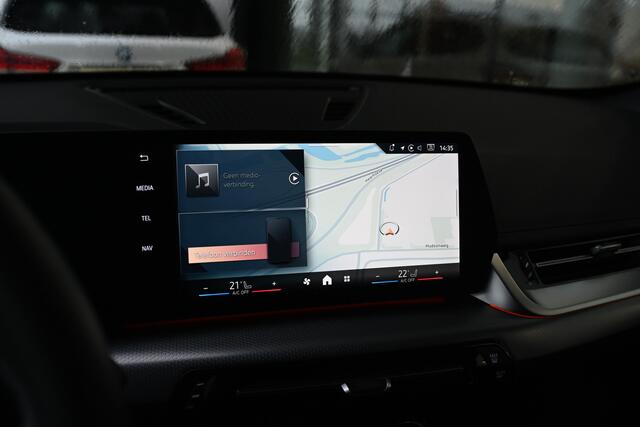 BMW X1 xDrive25e M Sport Automaat / Trekhaak / Sportstoelen / Achteruitrijcamera / M Adaptief onderstel / Stoelverwarming