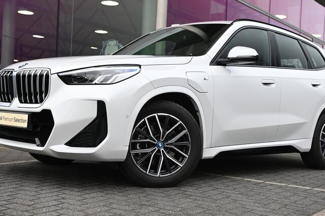 BMW X1 xDrive25e M Sport Automaat / Trekhaak / Sportstoelen / Achteruitrijcamera / M Adaptief onderstel / Stoelverwarming