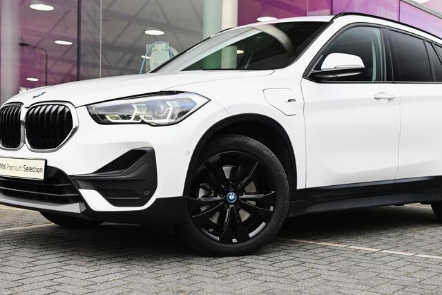 BMW X1 xDrive25e High Executive Automaat / Panoramadak / Achteruitrijcamera / Comfort Access / LED / Head-Up / Stoelverwarming