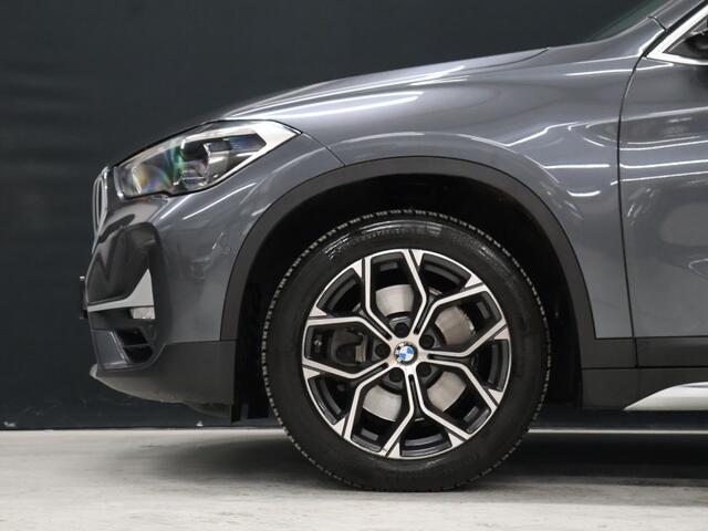 BMW X1 sDrive20i VDL Nedcar Edition [GROOT NAVIGATIE, TREKHAAK, HUD, PDC V+A, BLUETOOTH TELEFOON, CRUISE CONTROL, STOELVERWARMING, ELEKTRISCHE ACHTERKLEP, BMW LED, NIEUWSTAAT]