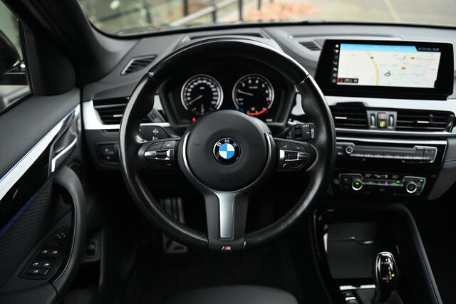 BMW X1 sDrive18i Executive M Sport Automaat / Sportstoelen / Adaptieve LED / Head-Up / M Sportonderstel