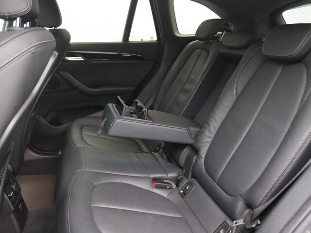 BMW X1 xDrive25e eDrive Edition 220PK Aut. SOH 88%, Pano-Schuifdak, M-Sport, Head-Up Display, Alarm, Trekhaak, 18" LM Velgen, Lederen Bekleding, Achteruitrijcamera, Stoelverwarming