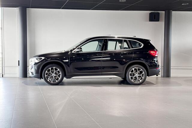 BMW X1 sDrive20i Executive Edition | Glazen Panoramadak | Head-up Display | Achteruitrijcamera |