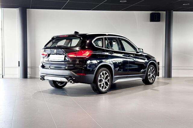 BMW X1 sDrive20i Executive Edition | Glazen Panoramadak | Head-up Display | Achteruitrijcamera |