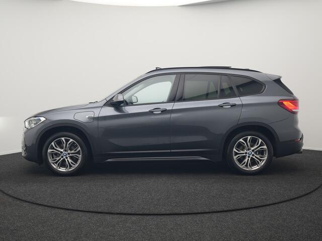 BMW X1 xDrive25e Sportline Plug In Hybrid 221pk Dealer O.H. PHEV | Trekhaak | Panodak | Adaptive Cruise | Camera | Lederen Sportstoelen Memory & Verwarmd | Sfeerverlichting | Navigatie | DAB |
