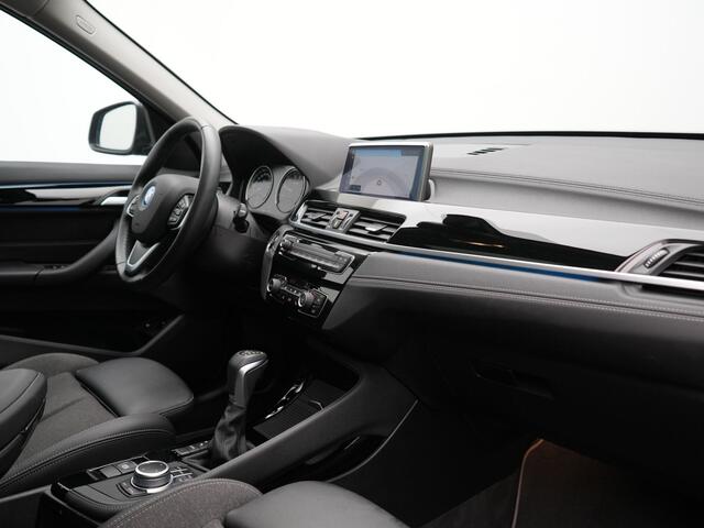 BMW X1 xDrive25e Sportline Plug In Hybrid 221pk Dealer O.H PHEV | Panodak | Adaptive Cruise | Camera | Sportstoelen Verwarmd | Sfeerverlichting | Navigatie | DAB |