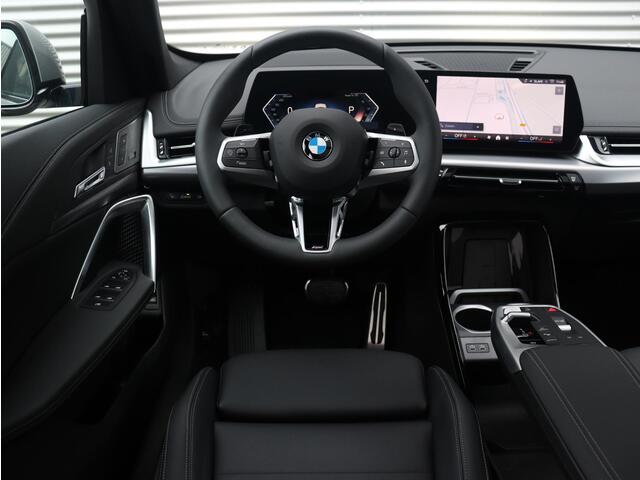 BMW X1 xDrive23i High Executive | M Sportpakket Pro | Travel Pack | Comfort Pack | Innovation Pack | Panoramadak | Harman Kardon | Trekhaak