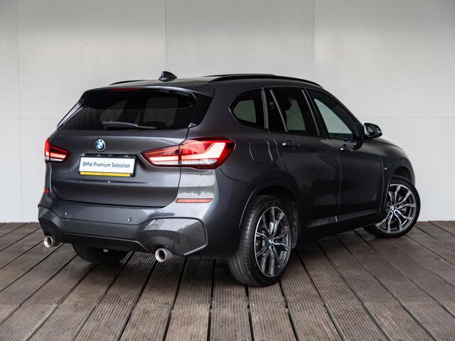 BMW X1 sDrive20i | High Executive | M Sportpakket | Achteruitrijcamera | Panoramadak | Stoelverwarming | Head-Up Display | 19''